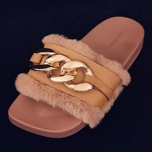 Nwt (7) Kick A$$ caramel color slides w/fur & a gold chain link accent. FLUFFY.